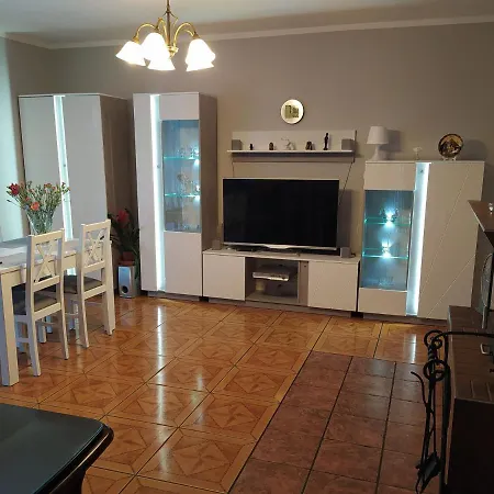 Beautiful House With Swimming Pool, Only 200m From The Lake, Vakantiehuis
